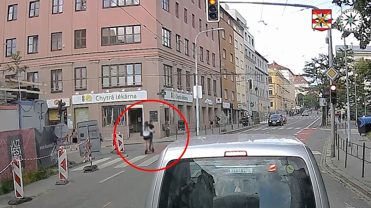 Na červenou v protisměru. Policie v Brně natočila jízdu dvojice na elektrokoloběžce